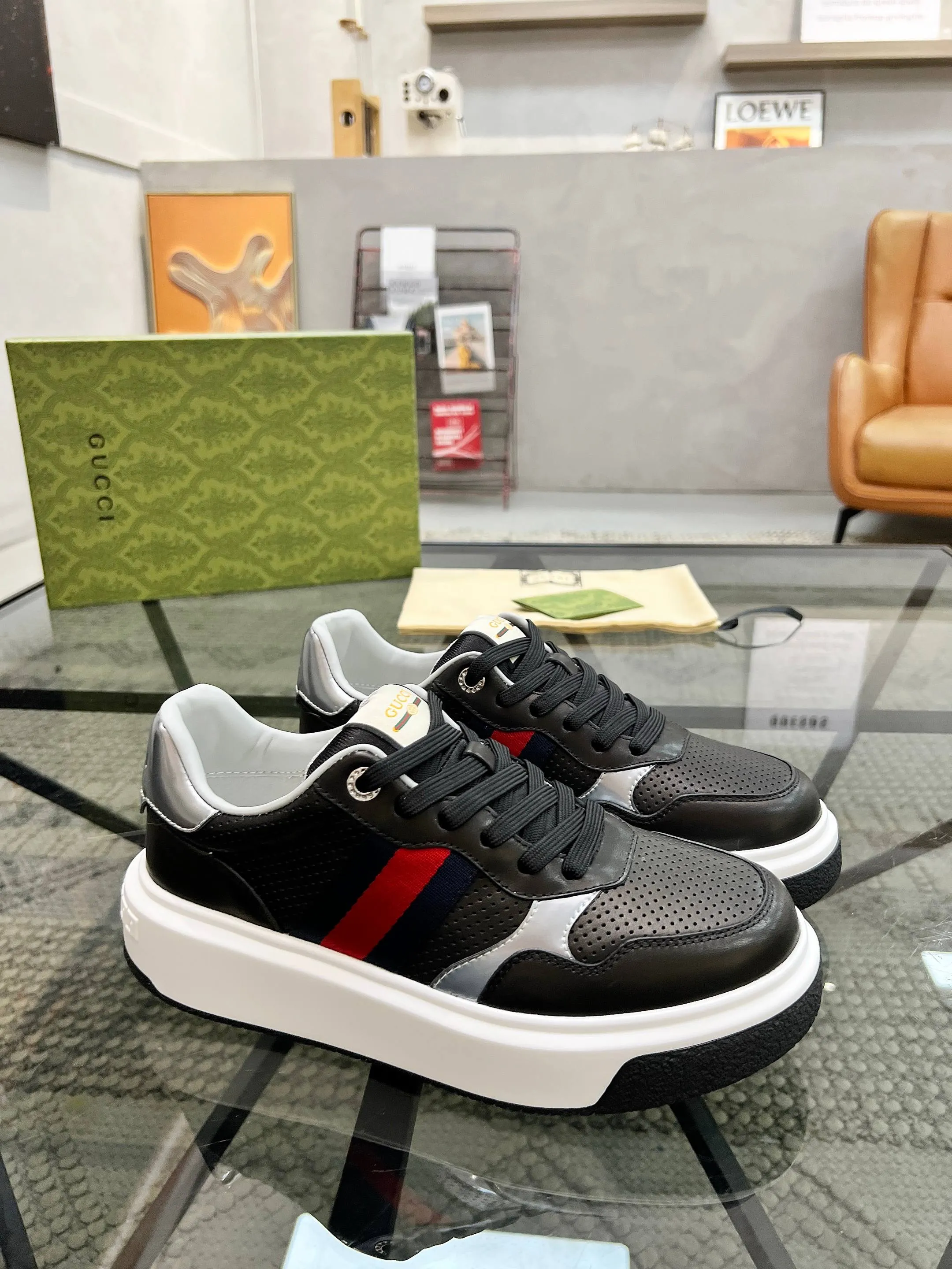 P460 new men's shoes GUCCI [Lightning] latest shoes are shipped. Original quality, fashionable, special materials, sheepskin lining, new packaging. The foot feels super comfortable and the workmanship is impeccable. Size: 38-45